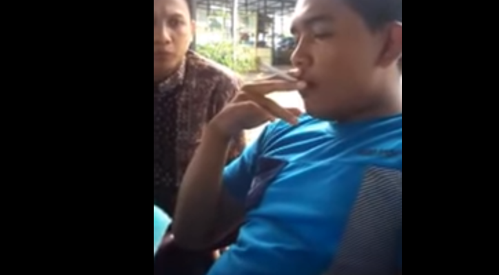 [Video] Dalam Sekejab Pria Ini Benci Rokok, Lihat Video Penyebabnya