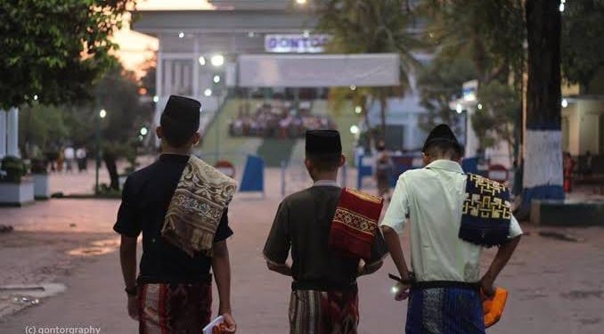 Tiga Santri Gontor menuju Masjid Jami' Gontor Ponorogo