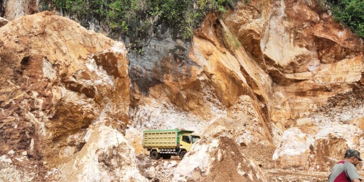 Keajaiban 2 Biji Batu Raksasa Jatuh Misterius Berkah Wakaf Pembangunan Pesantren Dalail Khairat